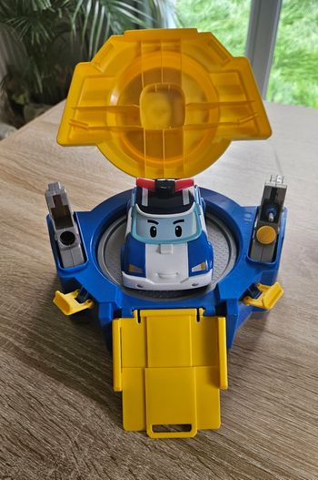 Mallette de jeu Robocar Poli et véhicule transformable lumineux