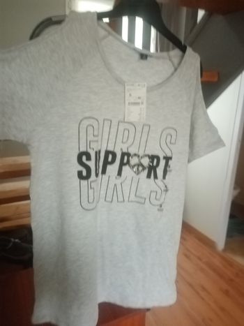 Tee-shirt taille S faut 16ans