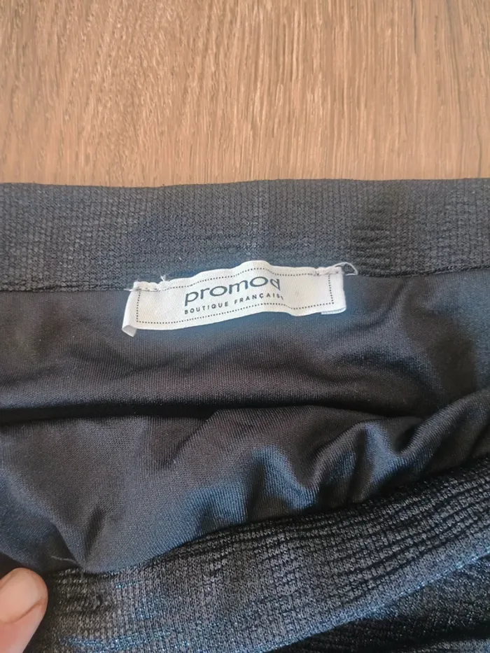 Jupe noire courte effet brillant et froissé T46 - photo numéro 3