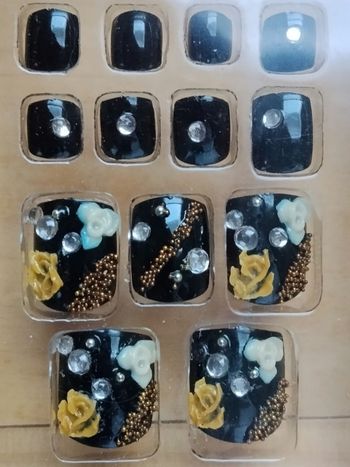 NEUF 20 faux ongles nail art relief noir et or strass