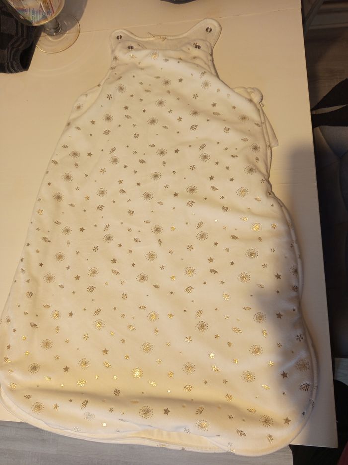 Gigoteuse bébé blanche à motifs dorés – douce et confortable