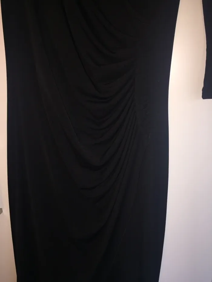 Robe noire plissée sur le devant. Neuve - photo numéro 2