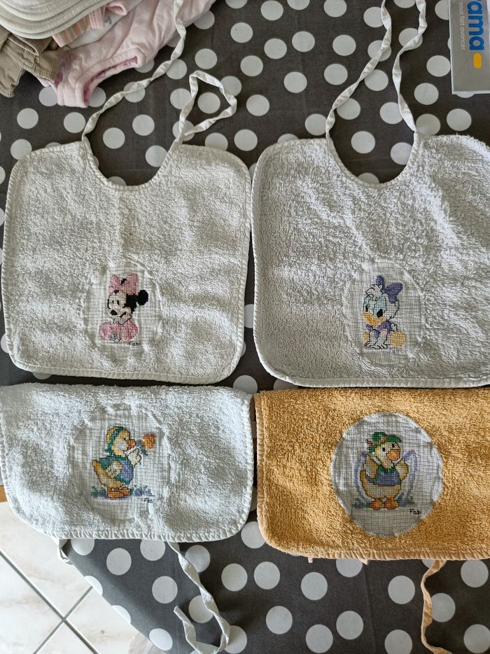Lot de 4 bavoirs brodés faits mains