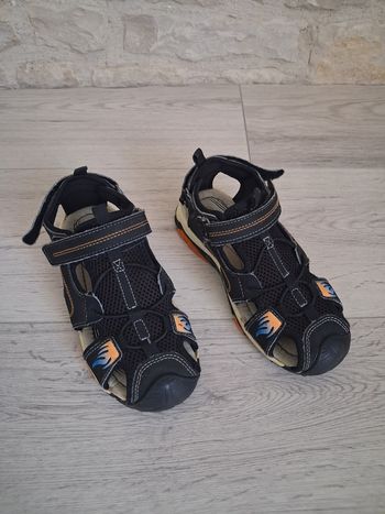 Sandale a bouts fermes "Tams" pointure 33 en tres bon etat