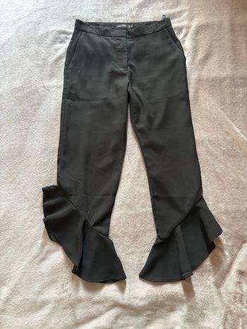 Pantalon noir Bisou’s Project avec volants – style chic et original