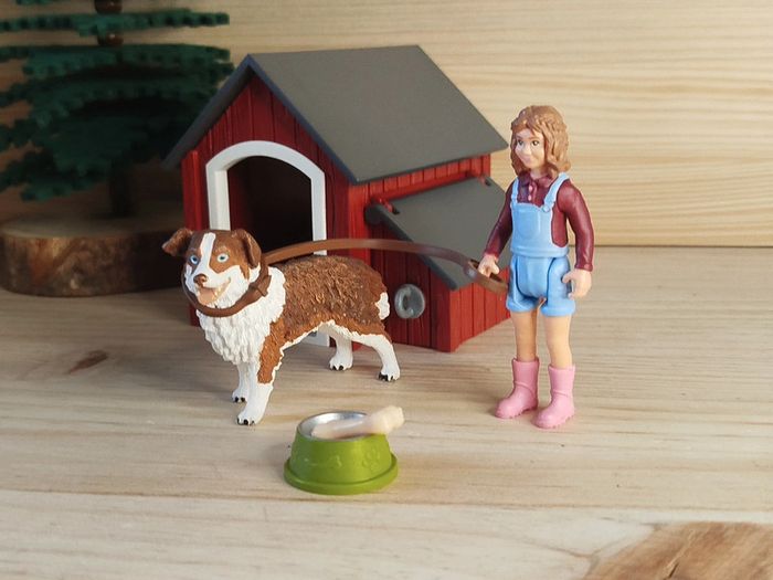 Schleich Fillette et son chien berger australien, sa niche et ses accessoires