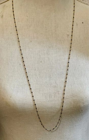 Collier sautoir acier inoxydable or perles résine noires