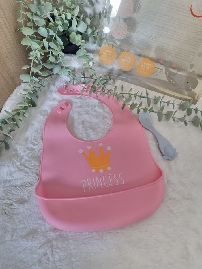 Bavoir silicone neuf + petite cuillère