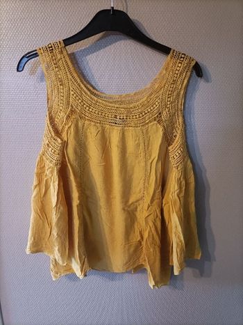 Tshirt jaune moutarde dentelle broderie épaules dénudées