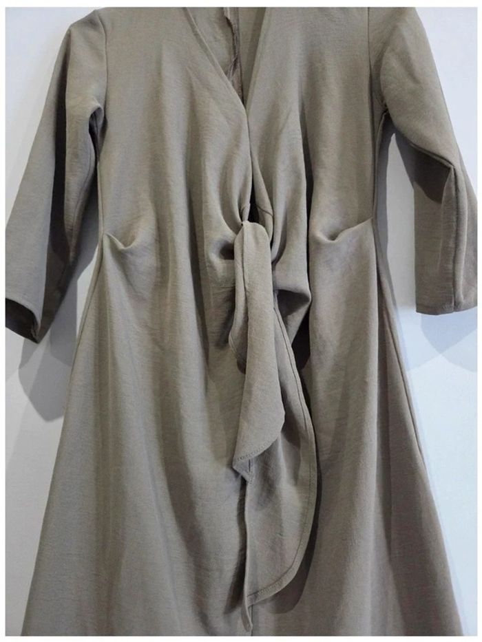 Robe midi formelle à manches 1/2 fluide, ornée d'un nœud au niveau du décolleté - photo numéro 2