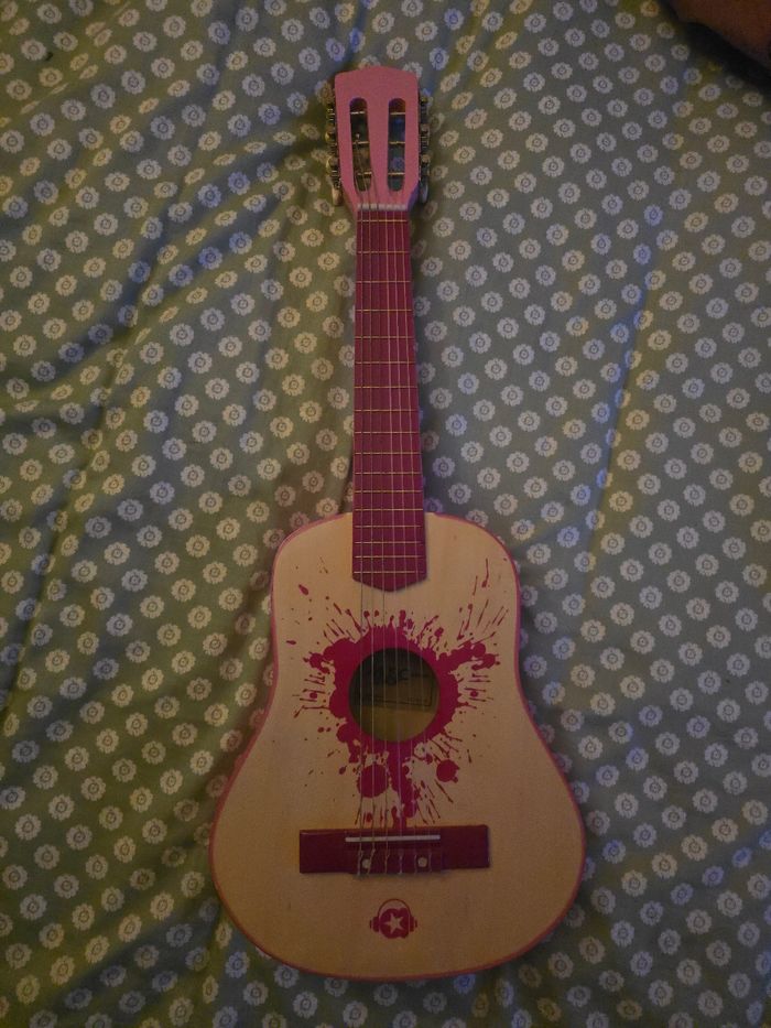 Guitare rose en bois