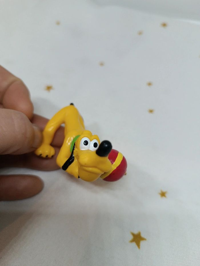 Personnage figurine walt Disney pluto balle rouge ball ballon couché Mickey mouse playing play joue - photo numéro 7