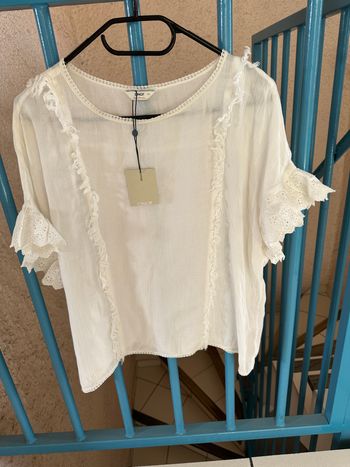 blouse / haut ample avec dentelle manche et effet effiloché devant ONLY taille 36 NEUF