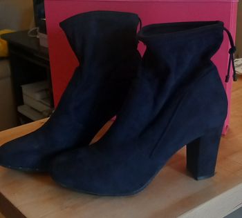 Vends bottines à talons bleu marine très élégantes