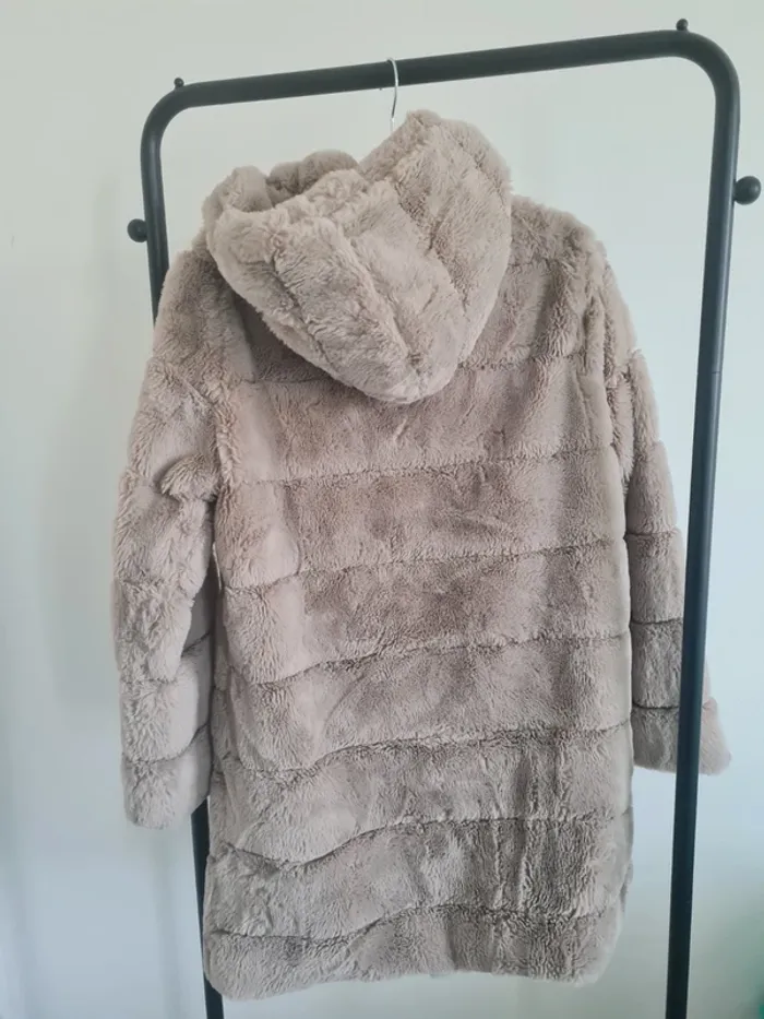 Manteau chaud duveteux fausse fourrure avec capuche - photo numéro 2