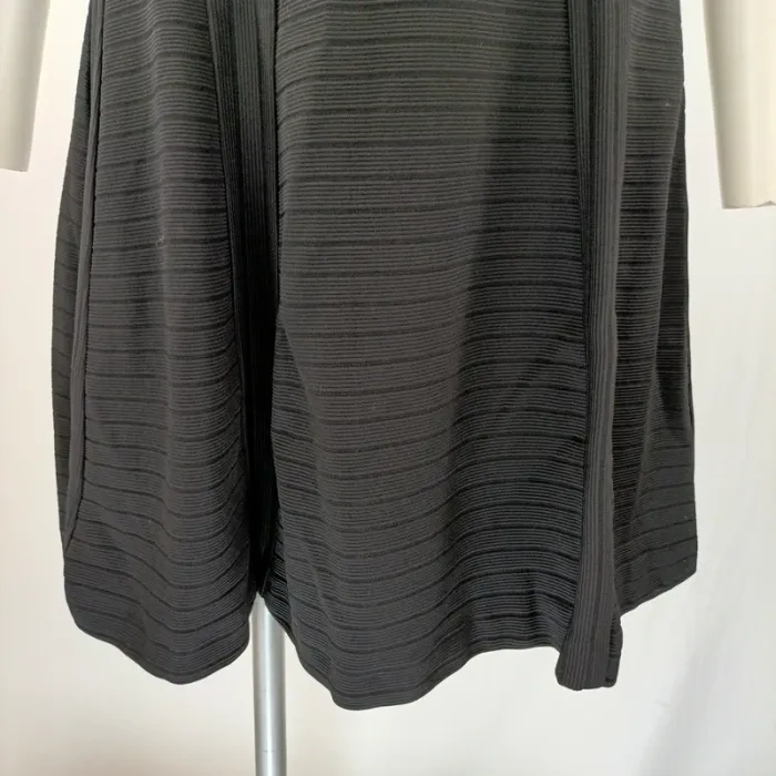 Robe noire Liu Jo en maille texturée, coupe évasée, détail bijou col carré A1135 - photo numéro 7
