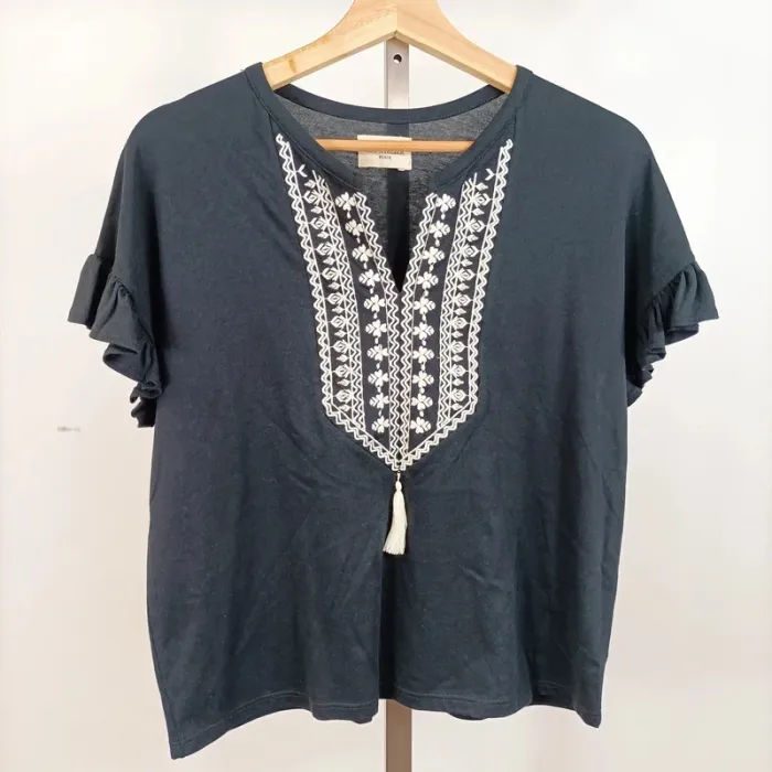 T-shirt noir à broderies blanches CMT atelier – Taille non indiquée (convient à M/L) A705