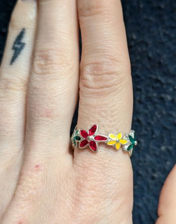 Bague en acier avec des fleurs
