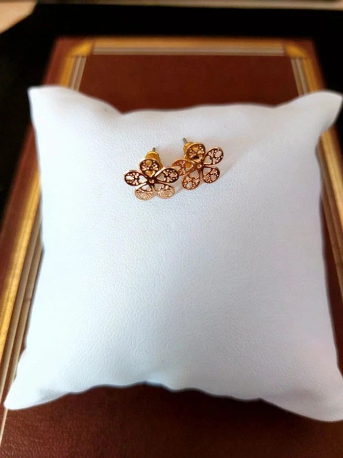 Magnifique paire de boucles d'oreilles puces fleurs dorées