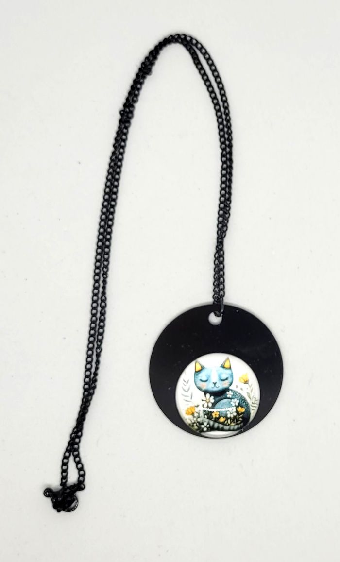Bijoux création collier cabochon de verre chat bleuté