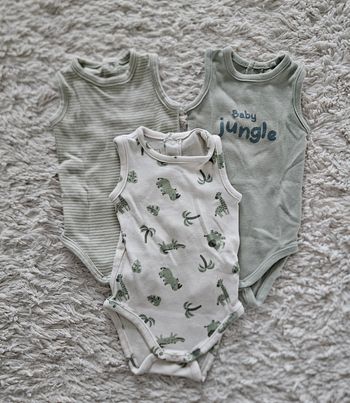 Lot 3 bodies sans manches 3 mois