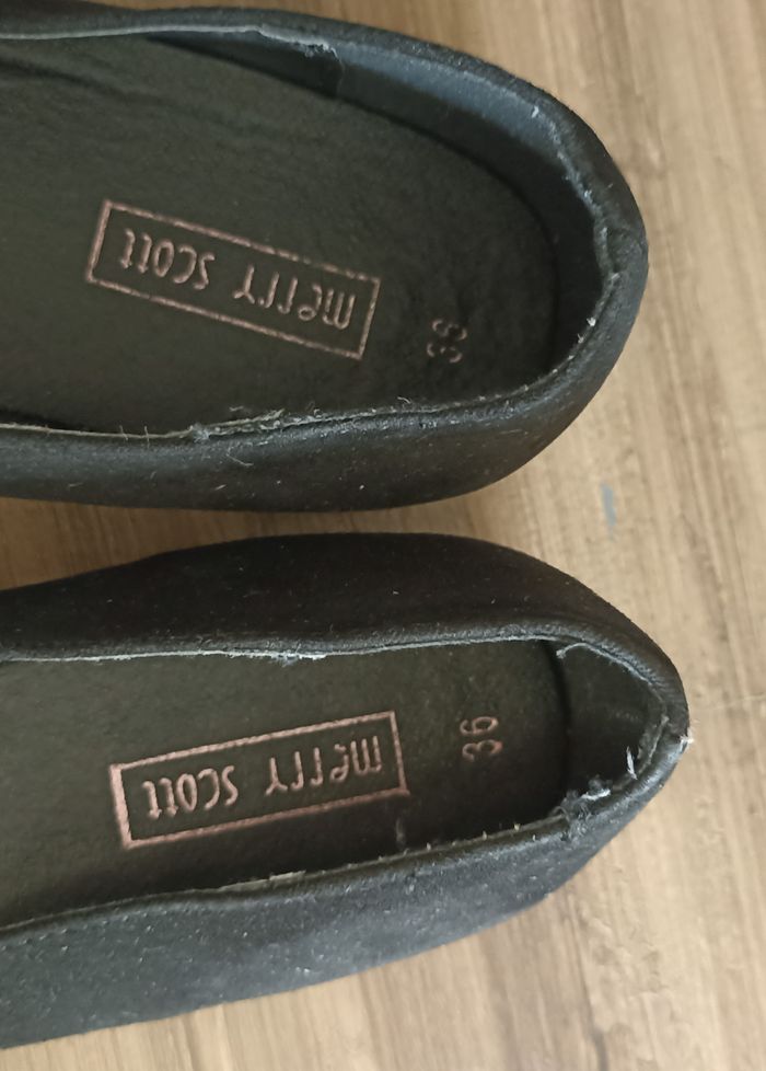 Mocassins Noirs Élégants à Pompon & Détail Doré - photo numéro 5