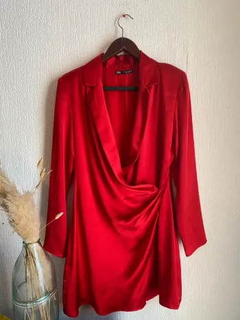 Robe Zara satinée rouge taille L 40