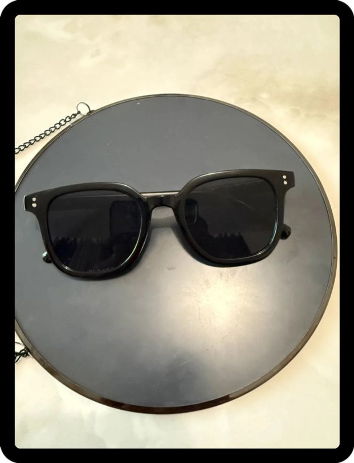 Lunette de soleil noire