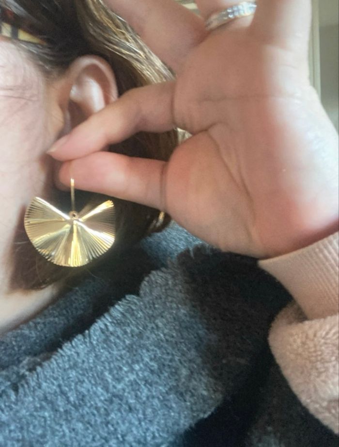 Boucles d’oreilles pendantes NEUVES pour femme 🌙 forme demi-lune couleur doré - photo numéro 4