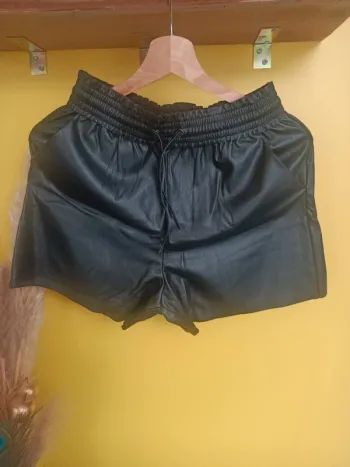 Short en simili cuir taille 14/15ans