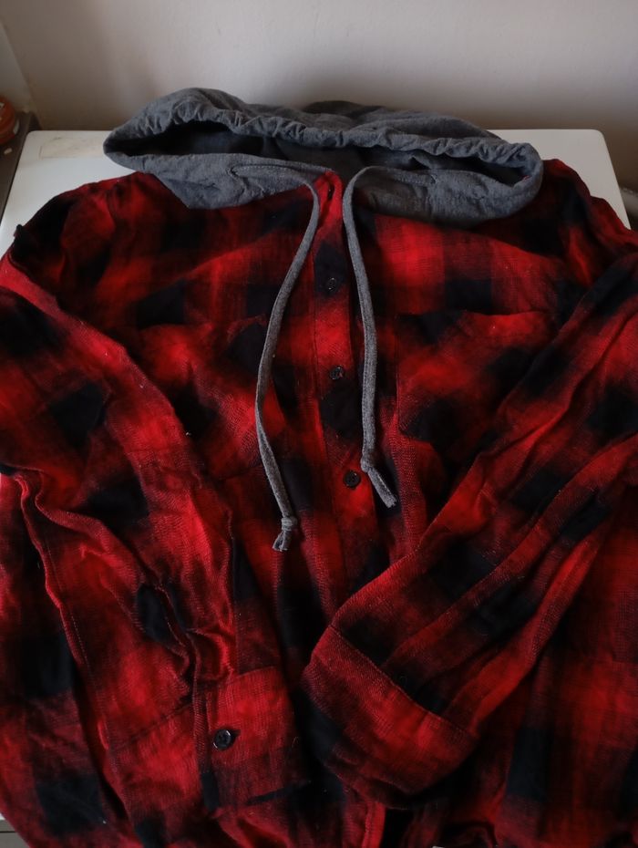 Chemise avec capuche et 2 poches . Taille M .Coton carreaux  rouge et noir . Jennyfer. État neuf