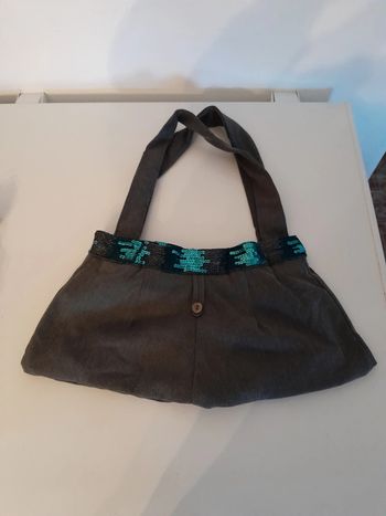 Sac à main gris et bleu à sequins