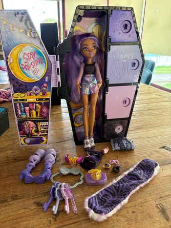 À vendre poupée monster high clawdine 