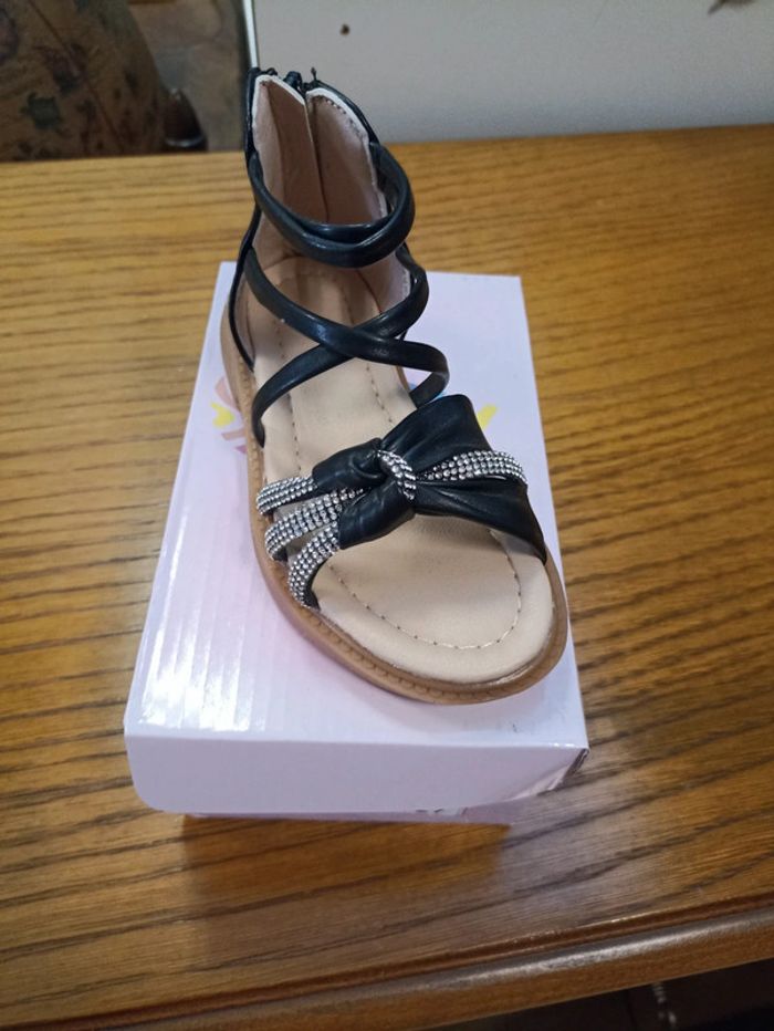 Chaussures ouvertes Neuf taille 27 - photo numéro 2