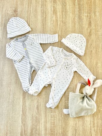 2 pyjamas - 2  bonnets - 1 doudou bébé fille