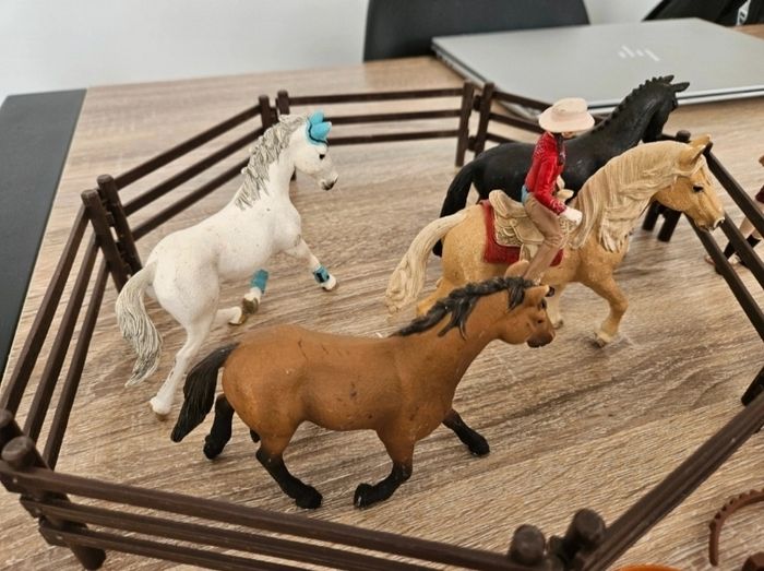 Lot 1 de 4 chevaux Schleich avec accessoires - photo numéro 4