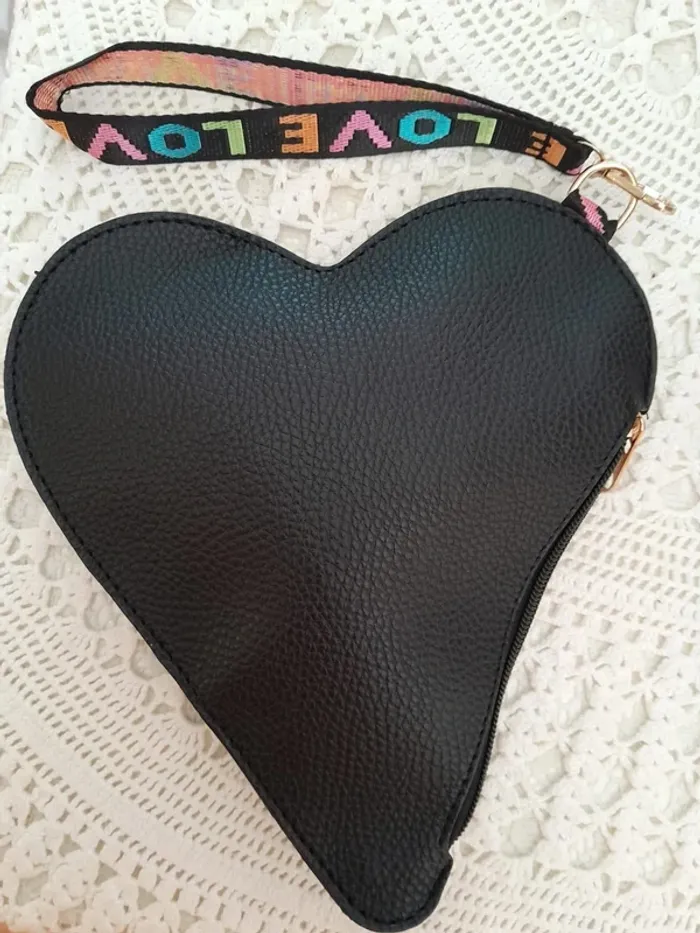 Pochette en forme de coeur, couleur noire, simili cuir