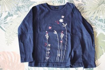 Tshirt manches longues en bleu marine avec motif fleurs en 4 ans