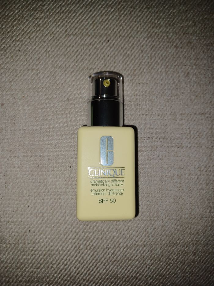Émulsion hydratante tellement différente SPF50 Clinique - photo numéro 8