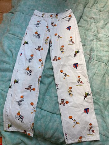 Jean blanc avec les Looney Tunes taille 34 Pull&bear