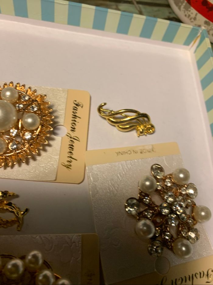 5 broches dorées et strass - photo numéro 4