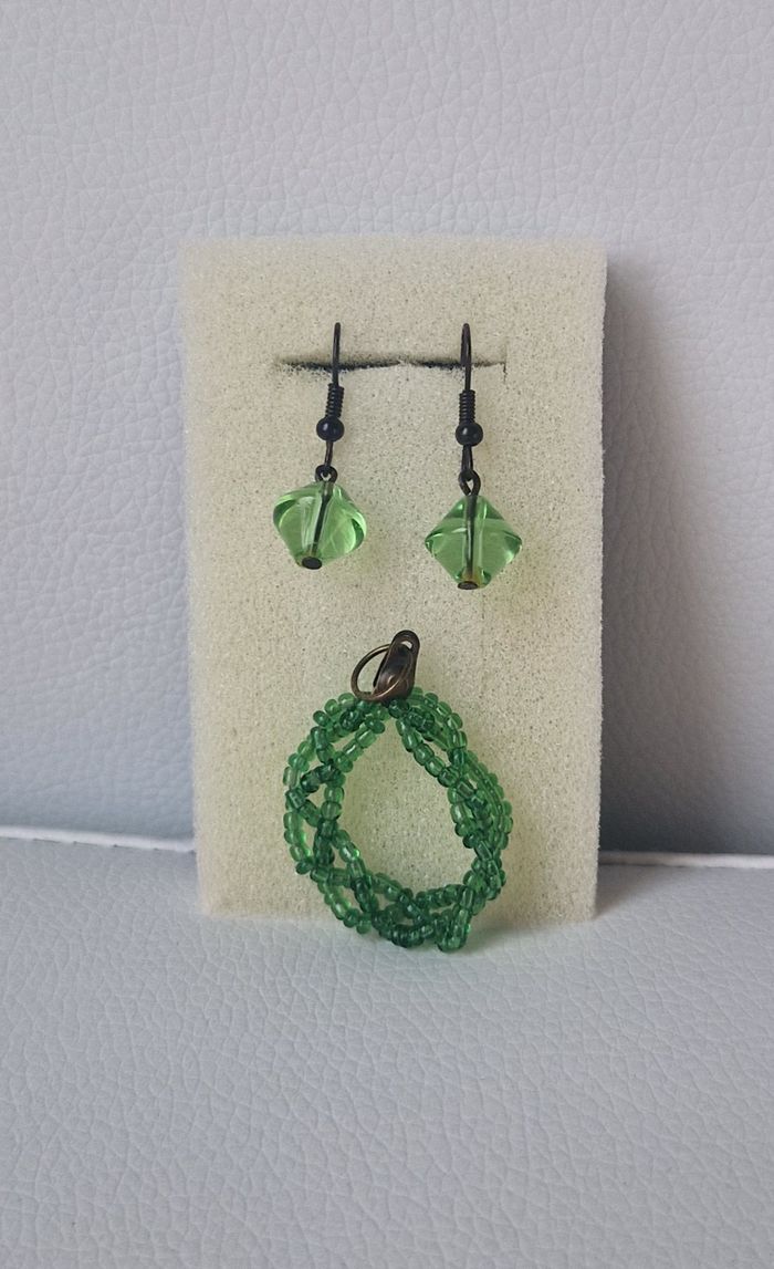 Boucles d'oreilles et pendentif verts transparents