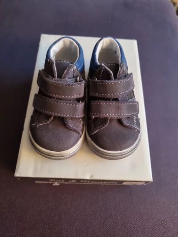 Baskets neuves  à velcro tout cuir T18