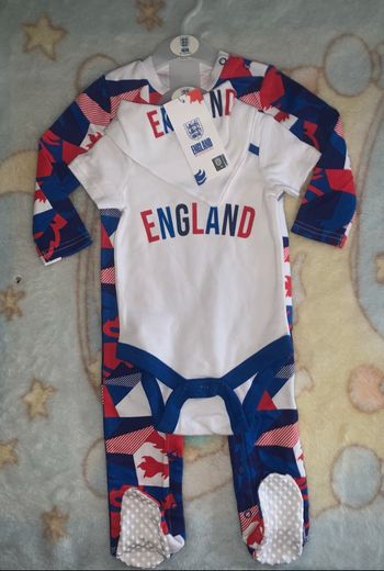 Ensemble bébé England - Body + pyjama + bavoir - 9/12 mois - Neuf