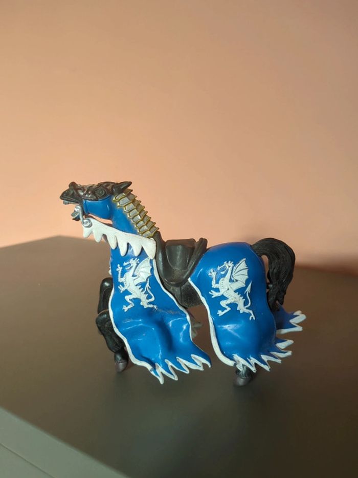 Figurine Papo Cheval du roi au dragon bleu