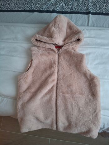 Fourrure sans manche avec capuche Tisaia jamais portée taille 44