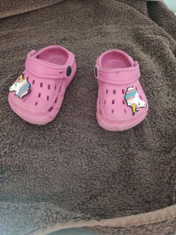 Simili Crocs rose licorne