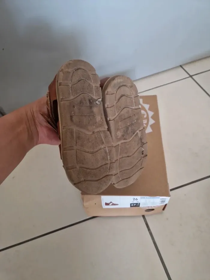Sandales méduses quadrillé cuir camel taille 26 tres bon état - photo numéro 9