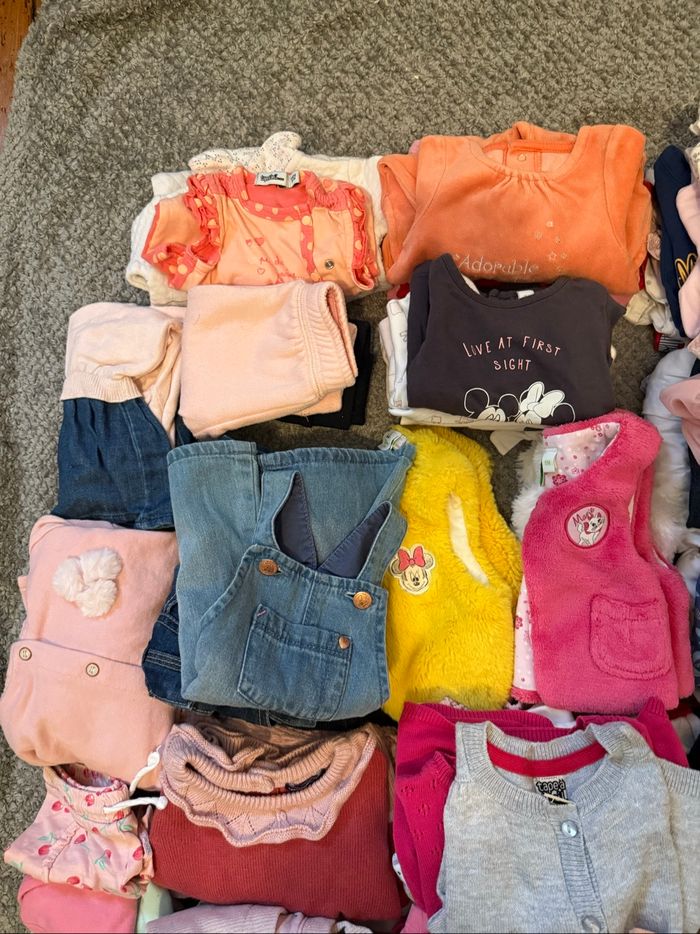 Gros lot vêtements fille O,1,3,6,9 mois - photo numéro 2