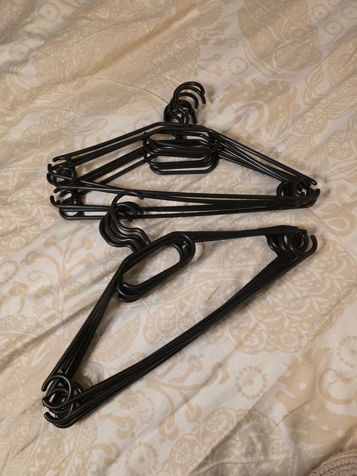 Lot de 24 cintres plastique noir et blanc